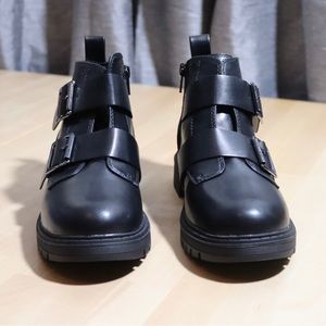 SO Fettuccine black boots with side zip, size 6